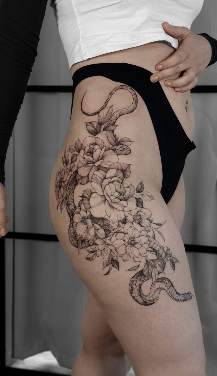 Große Tattoos für Menschen, die sicher sein wollen 5 Blumen Tattoo am Oberschenkel Berlin