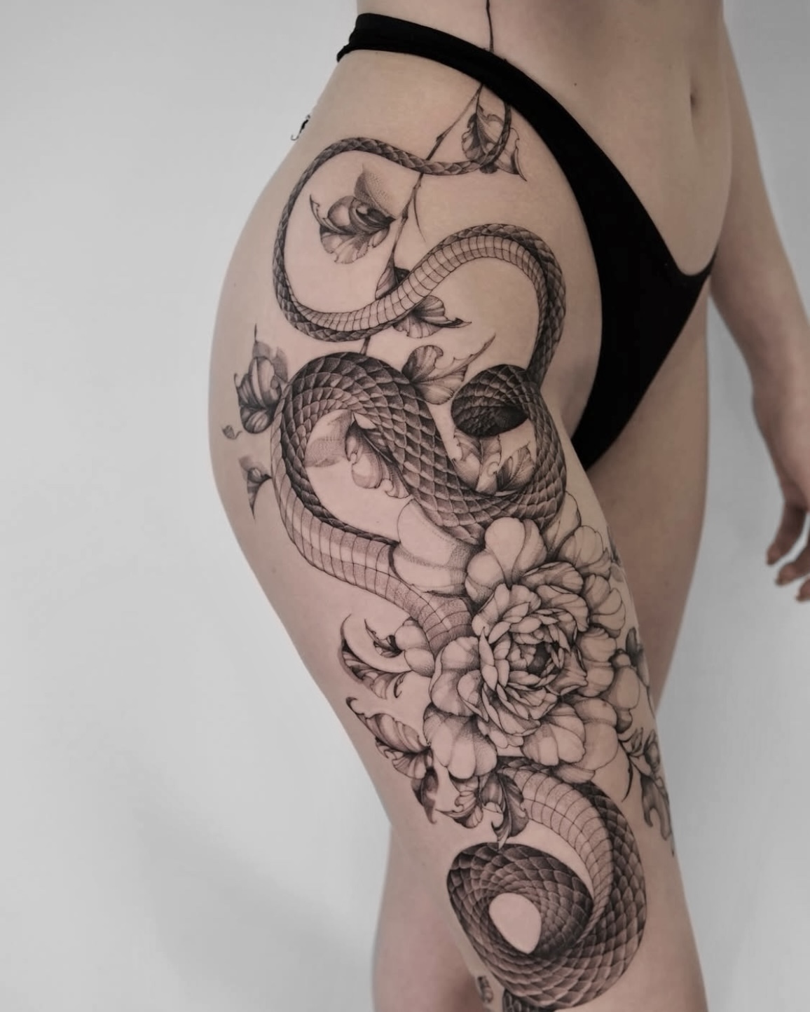 Blumen Tattoo am Oberschenkel Berlin