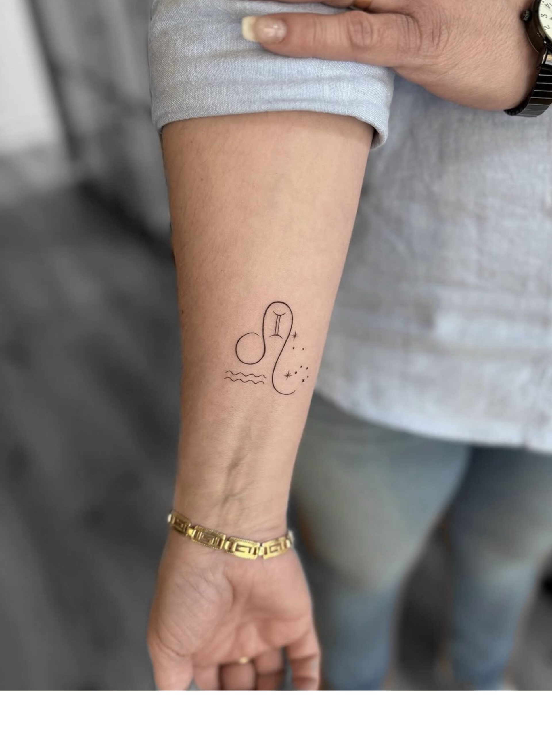 Astrologisches Fine Line Tattoo mit Sternen am Unterarm in Berlin-Schöneberg