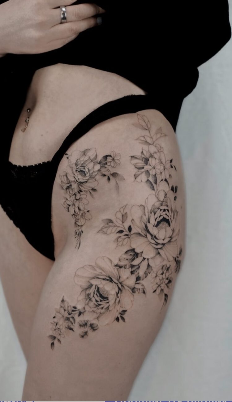 Großes florales fineline Tattoo an Hüfte und Oberschenkel in Berlin