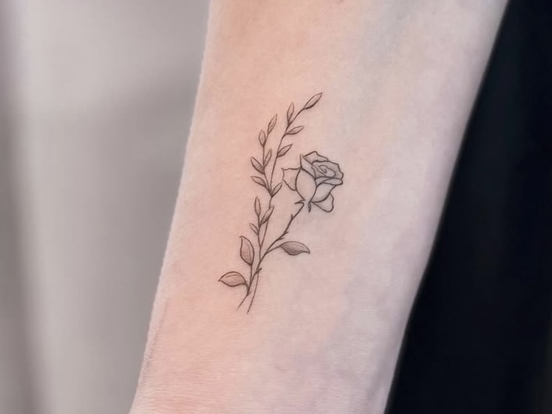Florales Blumen Tattoo auf dem Unterarm gestochen in Berlin