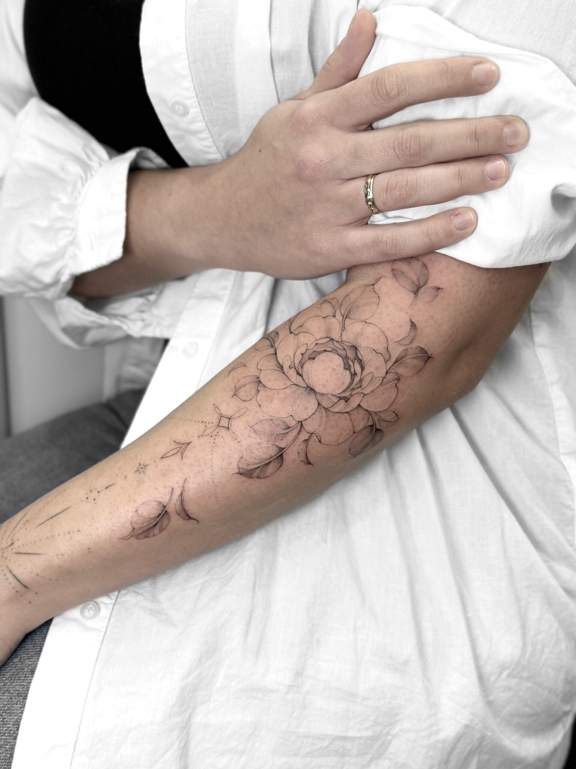 Filigranes Blumen-Tattoo am Unterarm in Berlin