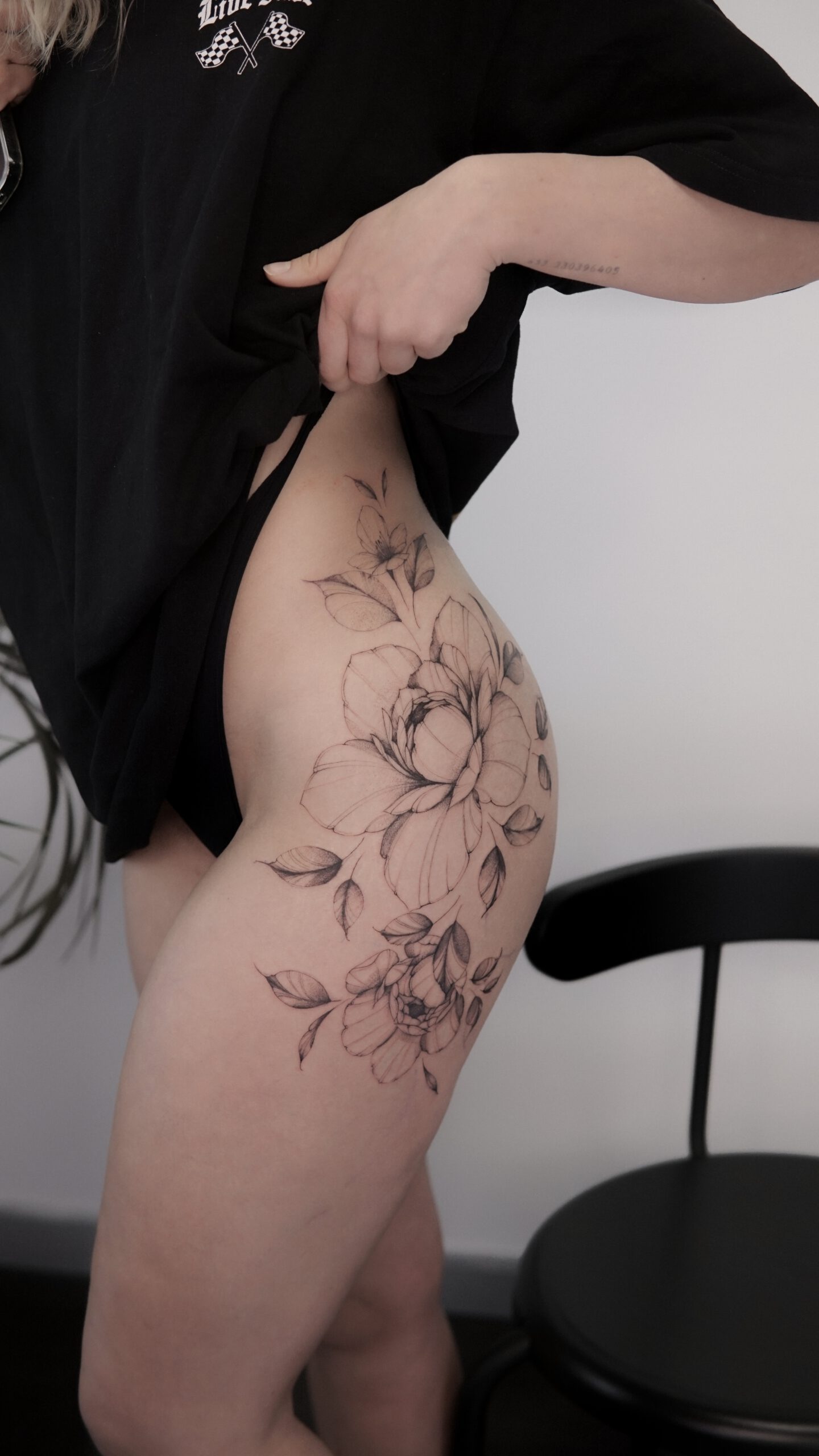 Filigranes Blumen-Tattoo an Hüfte und Oberschenkel in Berlin