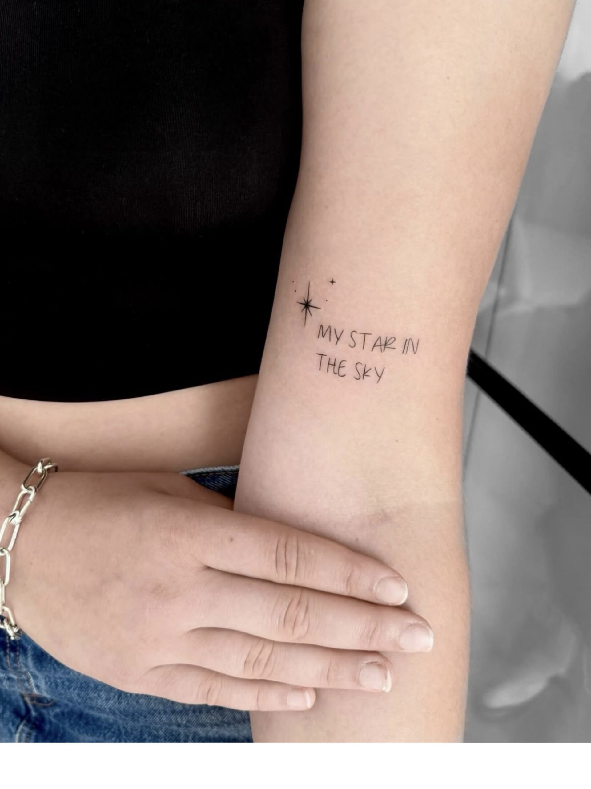Fine Line Schriftzug-Tattoo "My Star in the Sky" mit Stern am Arm in Berlin