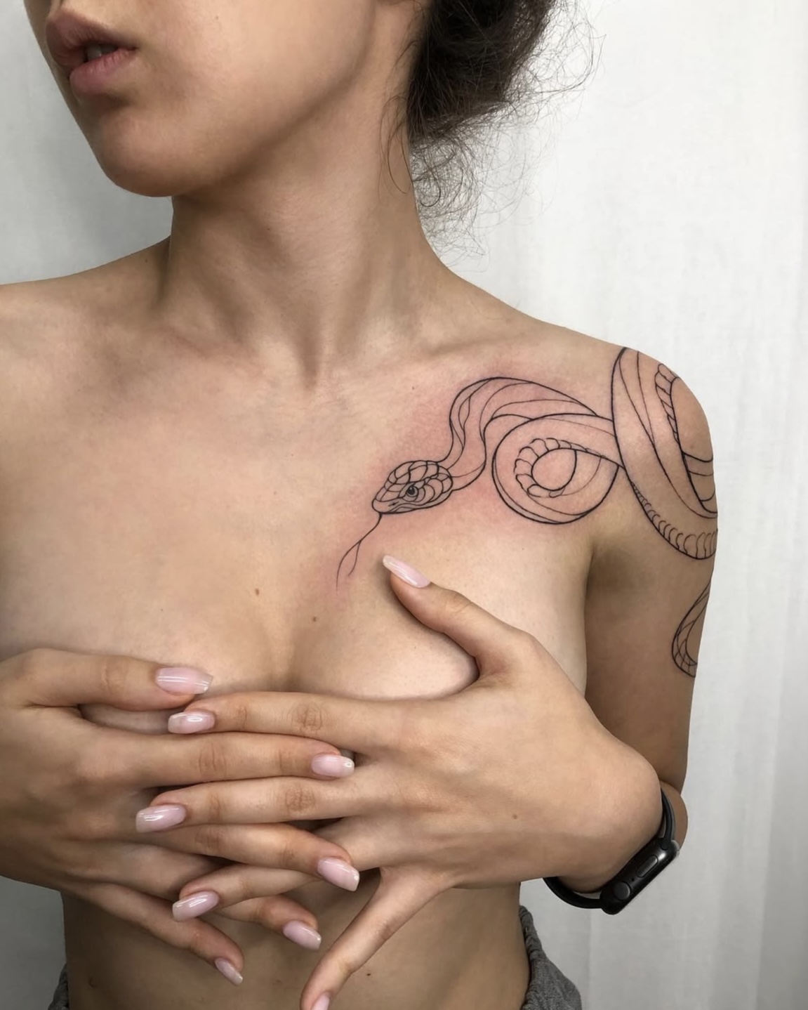 Fineline Schlangen-Tattoo an Schulter und Oberarm in Berlin-Charlottenburg