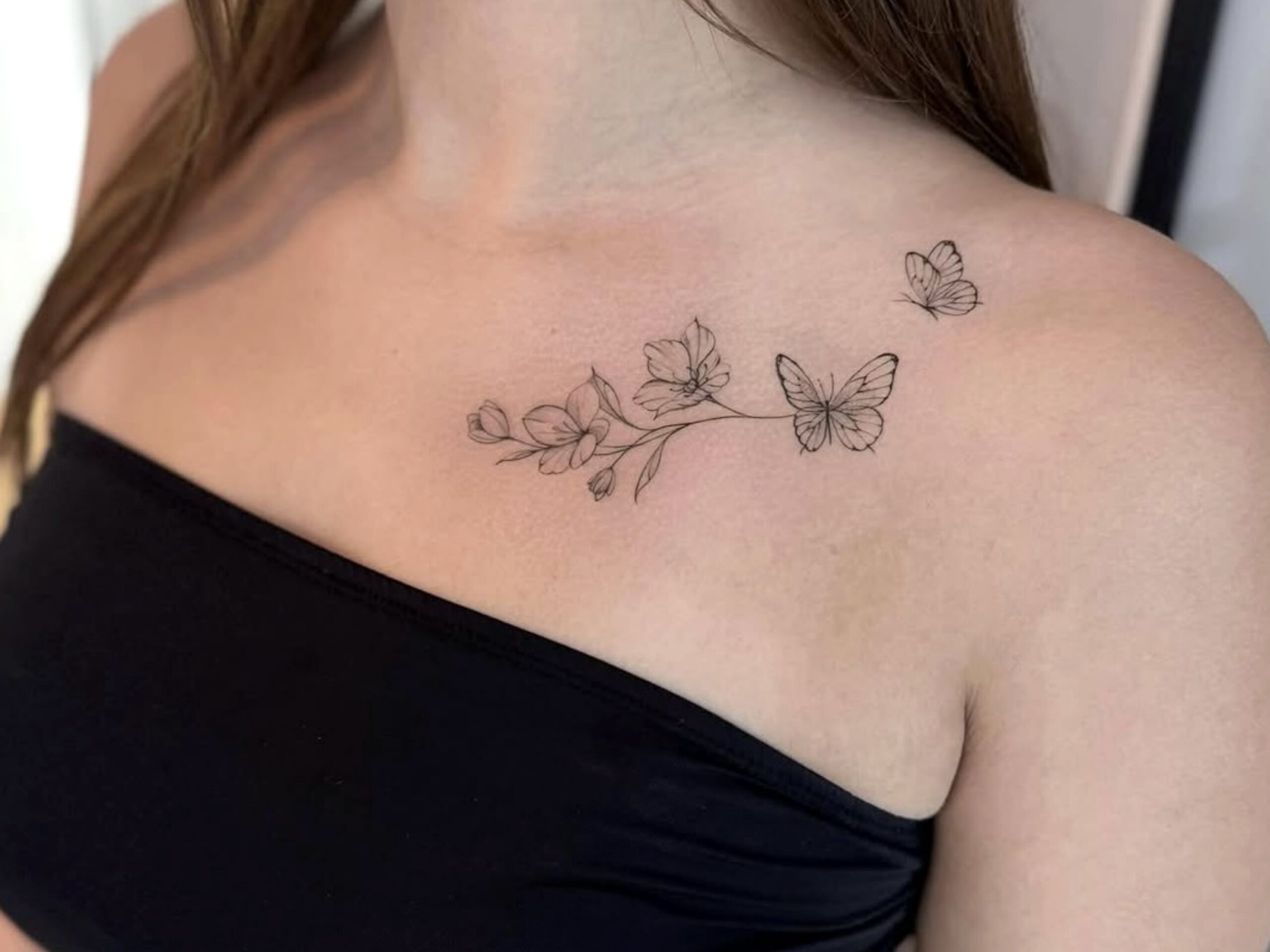 Fineline Schmetterling Schlüsselbein Tattoo Berlin