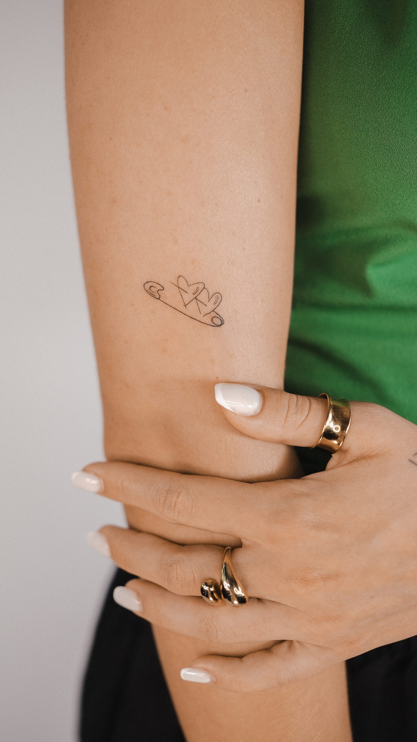 Kleines fineline Herz-Tattoo am Arm in Berlin
