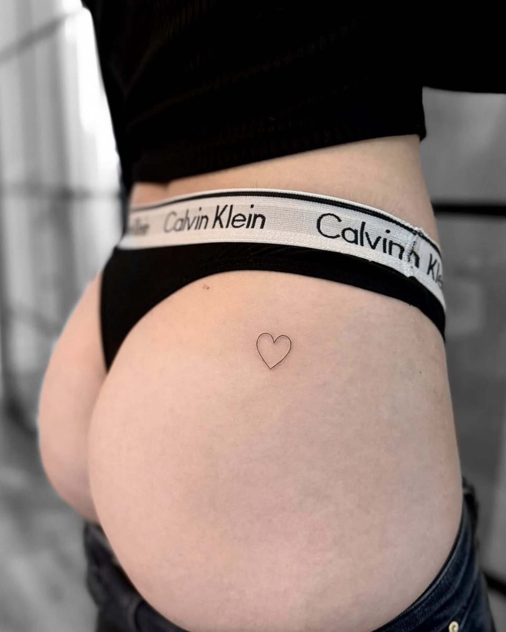 Kleines minimalistisches Fine Line Herz-Tattoo an der Hüfte in Berlin-Schöneberg