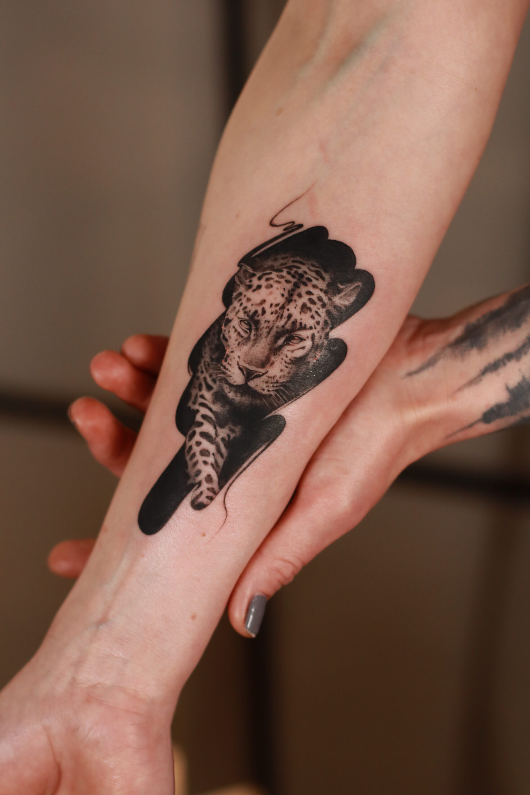 Detailverliebtes Mikrorealismus Gepard Tattoo gestochen in Berlin