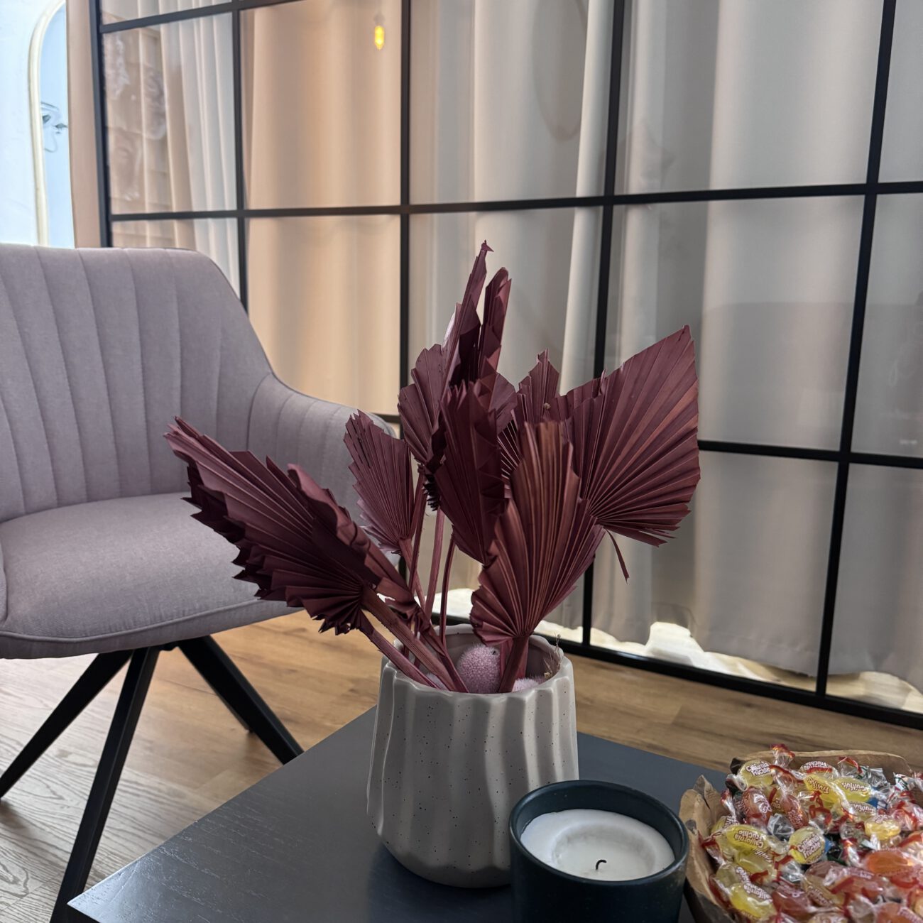 Helle Studio-Atmosphäre mit Pflanzen im Tattoo Studio Berlin