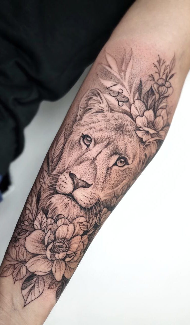 Künstlerisches Tier die Loewe und Blumen Tattoo gestochen in Berlin