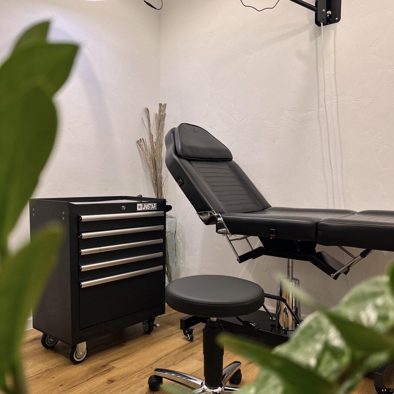 Moderner Arbeitsplatz im Black Smoke Tattoo Studio Berlin Schöneberg