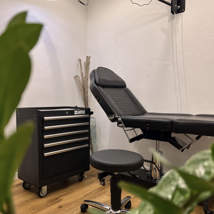 Moderner Arbeitsplatz im Black Smoke Tattoo Studio Berlin Schöneberg