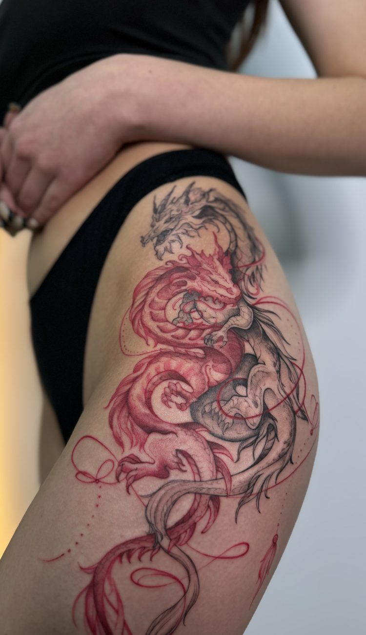 Detailreiches Drachen Tattoo auf der Hüfte gestochen in Berlin