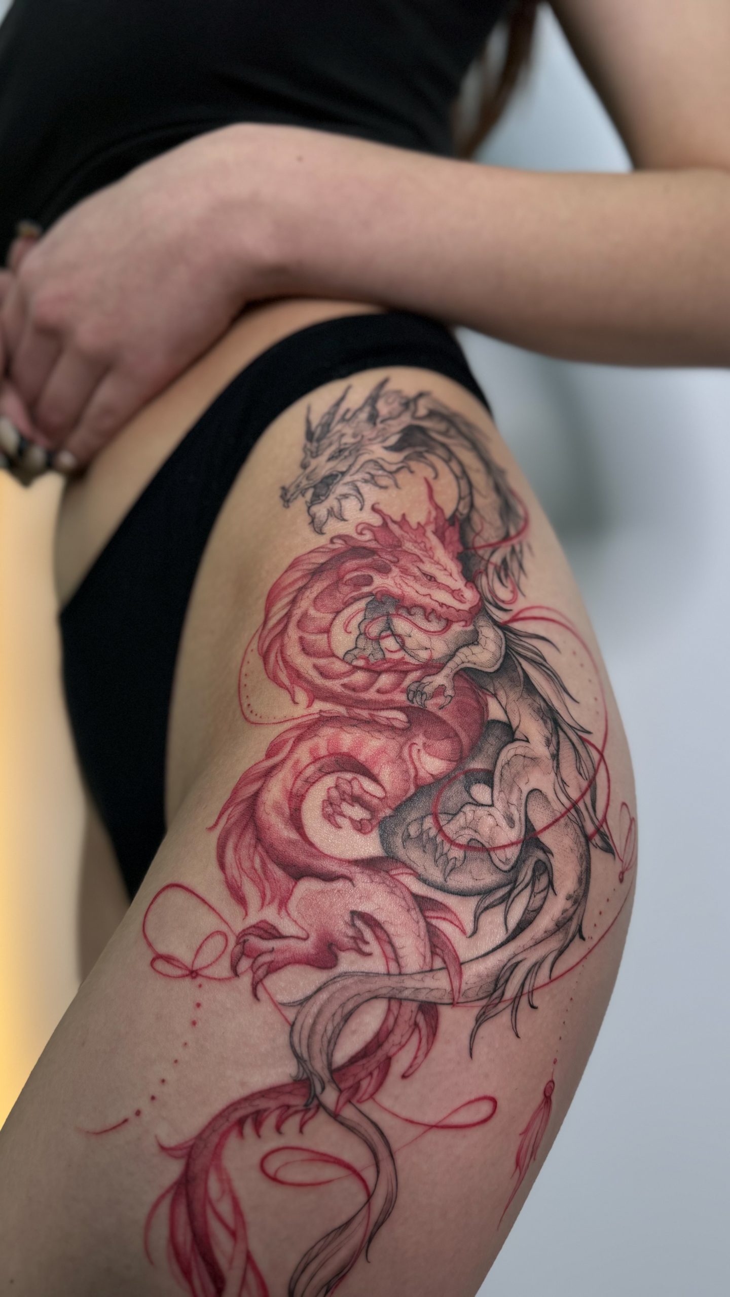 Detailreiches Drachen Tattoo auf der Hüfte gestochen in Berlin