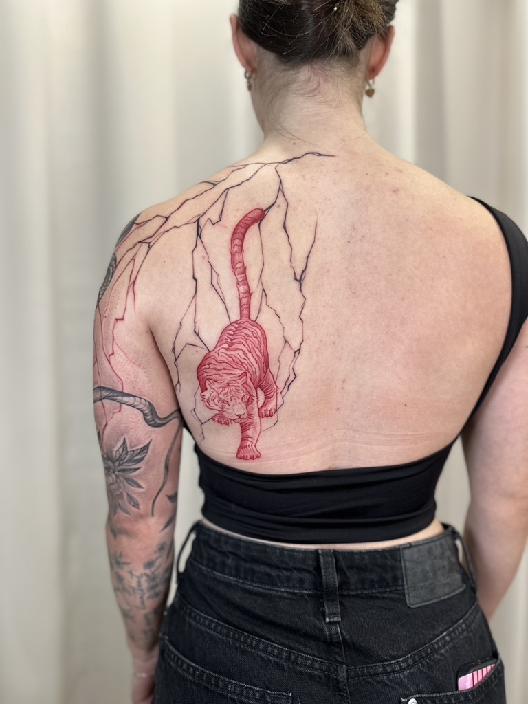 Künstlerisches rotes Tiger Tattoo auf dem Rücken gestochen in Berlin