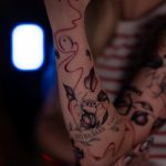 Großes florales Tattoo Motiv auf dem Rücken gestochen in Berlin