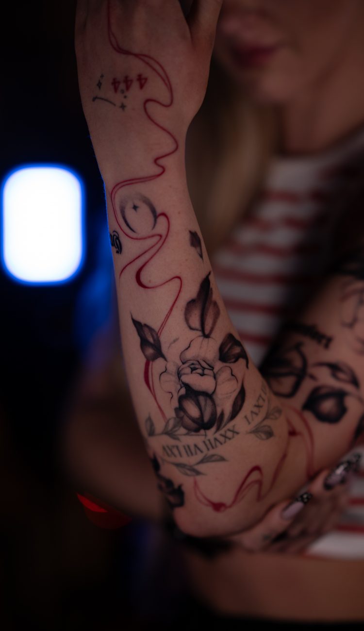 Großes florales Tattoo Motiv auf dem Rücken gestochen in Berlin