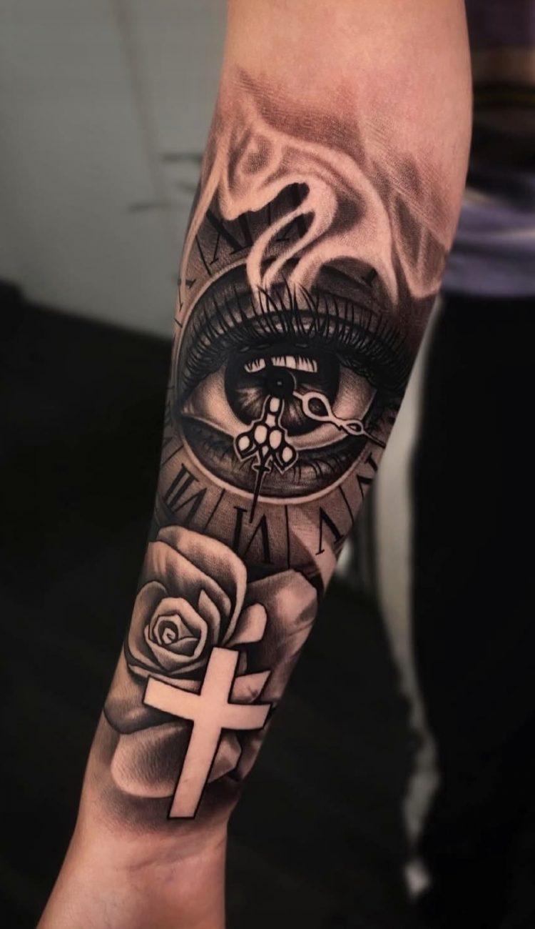 Detailverliebtes Realismus Tattoo Portrait gestochen in Berlin