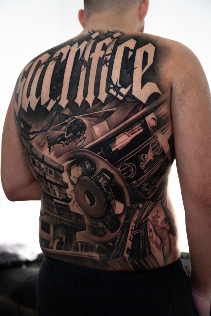 Spektakuläres Rücken Tattoo Lettering im Black Smoke Studio Berlin