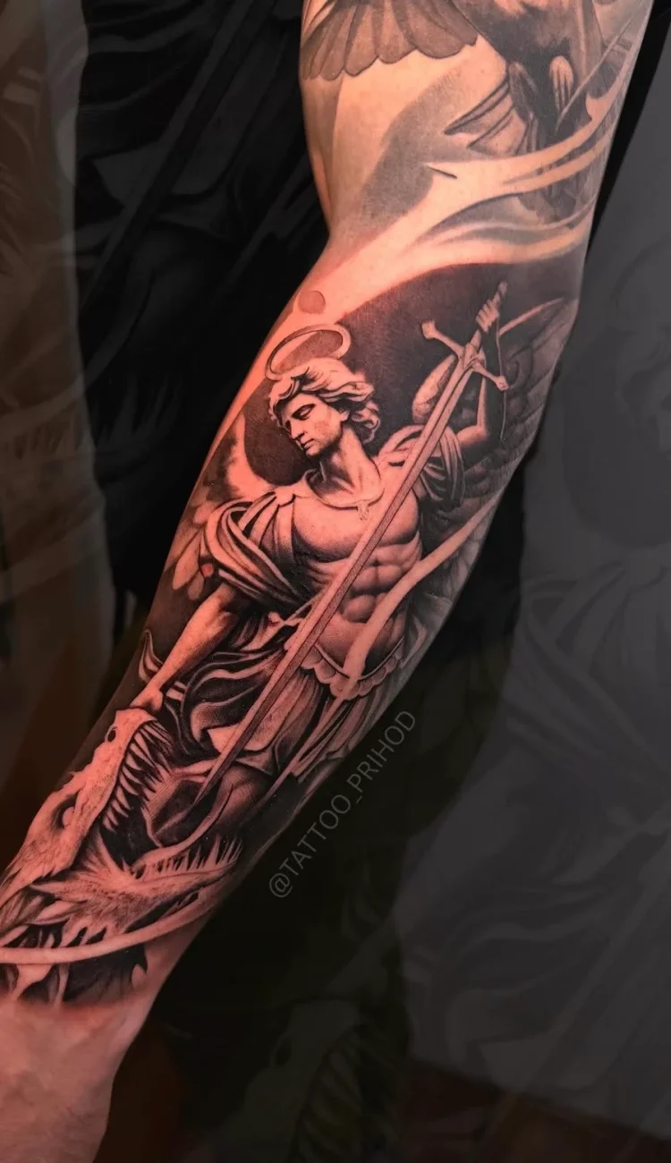 Detailliertes Black and Grey Unterarmtattoo mit einem Erzengel, Flügeln und Schwert