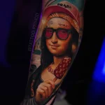 Realistisches Farbtattoo mit Frauenportrait, Sonnenbrille und farbigem Hut