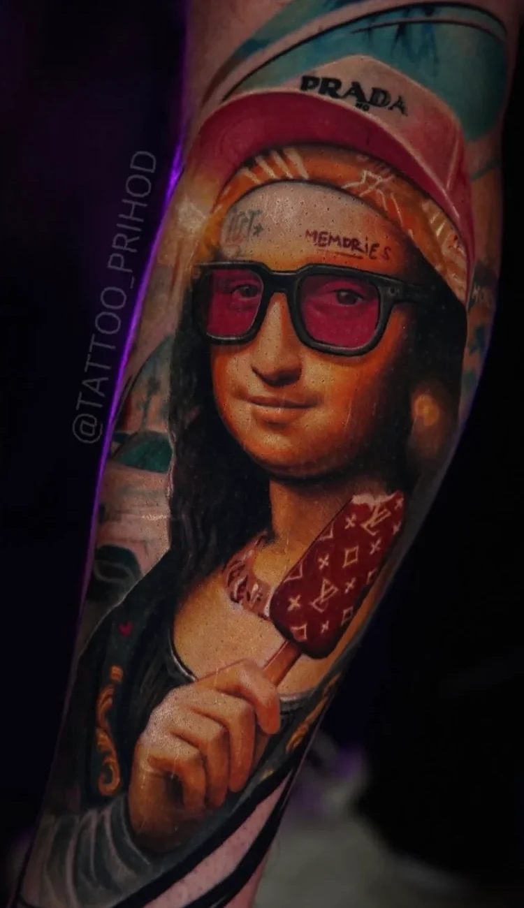 Realistisches Farbtattoo mit Frauenportrait, Sonnenbrille und farbigem Hut