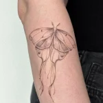 Fein schattiertes Microrealismus Tattoo einer Motte mit zarten Flügeldetails am Unterarm.