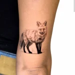 Realistisches Black and Grey Tattoo eines stehenden Fuchses in feiner Schattierungstechnik auf dem Unterarm, von Black Smoke Tattoo.