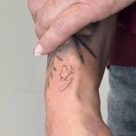 Filigranes Fine Line Schmetterling Tattoo in zarter Linienführung am Handgelenk.