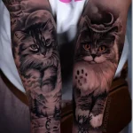 Zwei realistische Katzentattoos an den Beinen mit Waldlandschaft, Mond und Pfotenabdrücken