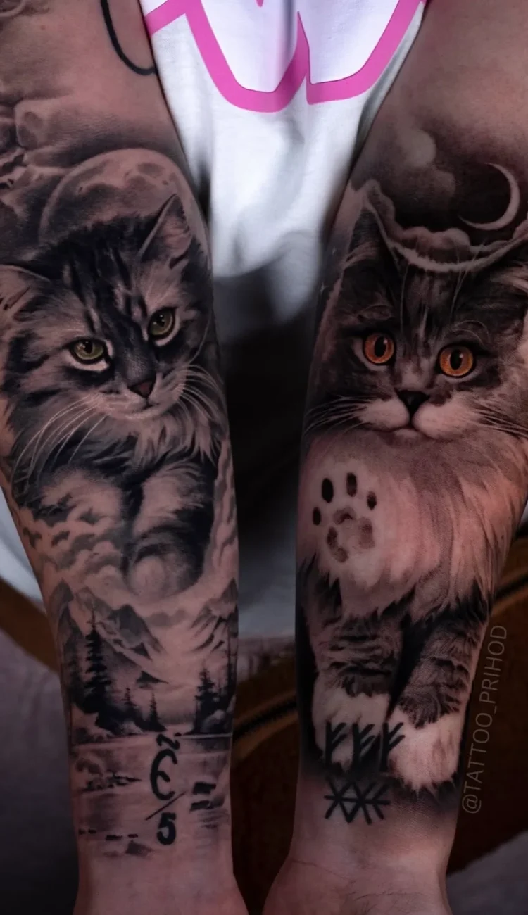 Zwei realistische Katzentattoos an den Beinen mit Waldlandschaft, Mond und Pfotenabdrücken