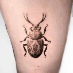 Sehr detailreiches Black & Grey Tattoo eines Käfers mit feinen Ornament-Mustern auf dem Panzer, gestochen bei BS Tattoo.