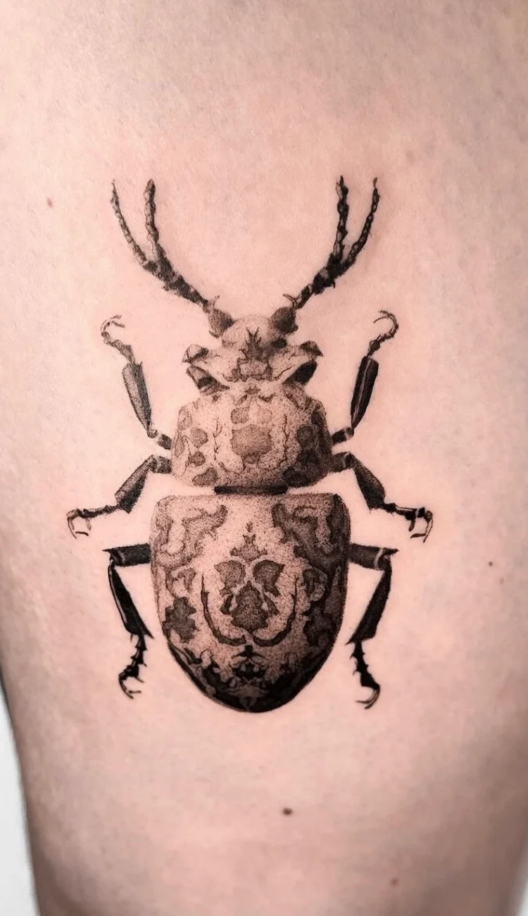 Sehr detailreiches Black & Grey Tattoo eines Käfers mit feinen Ornament-Mustern auf dem Panzer, gestochen bei BS Tattoo.