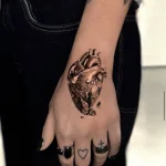 Ausdrucksstarkes, realistisches Black and Grey Tattoo eines anatomischen Herzens auf dem Handrücken, von BS Tattoo.