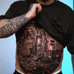 Großes realistisches Black and Grey Rückentattoo mit Gelsenkirchener Wahrzeichen, Statue und architektonischen Motiven