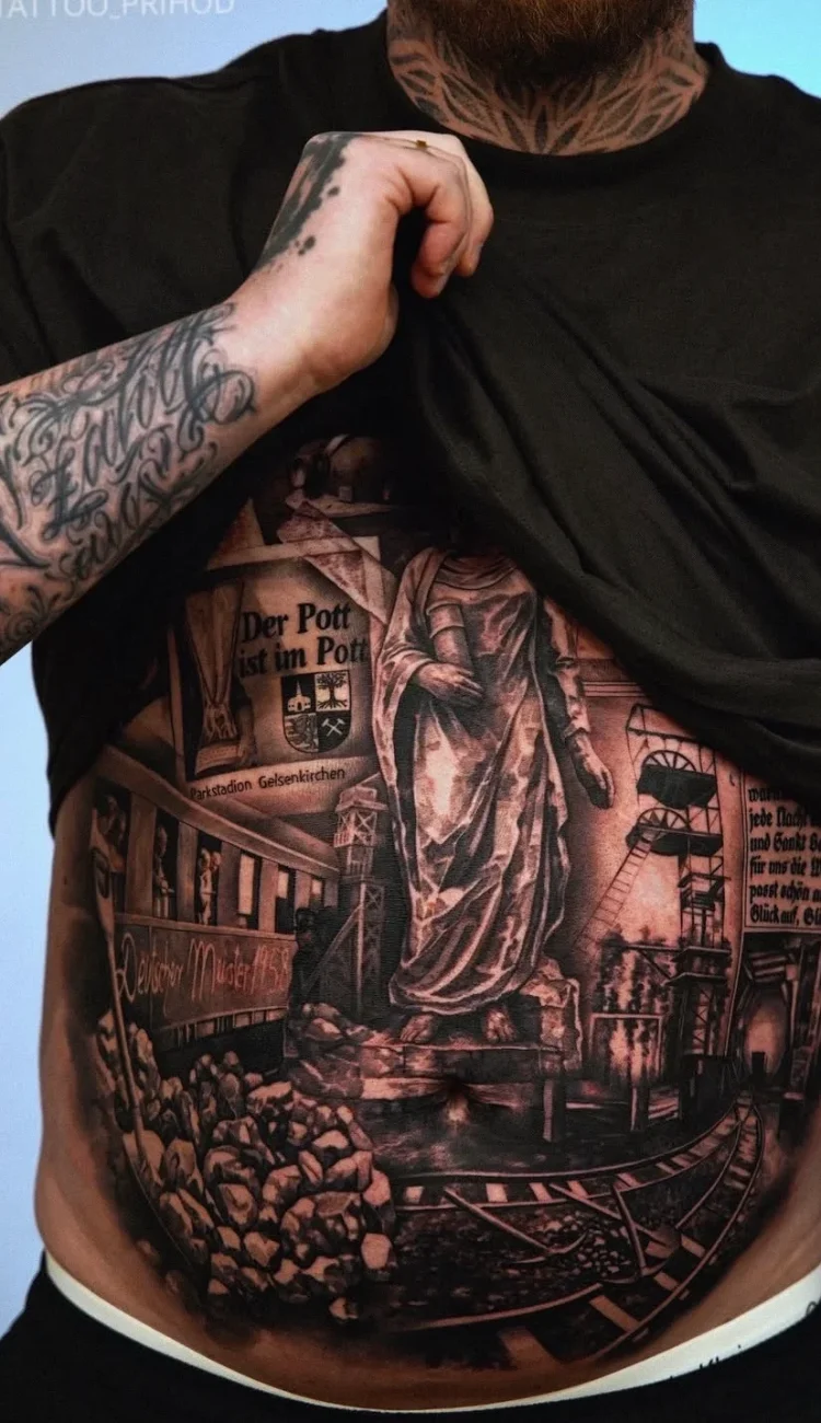 Großes realistisches Black and Grey Rückentattoo mit Gelsenkirchener Wahrzeichen, Statue und architektonischen Motiven