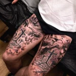 Realistisches Black and Grey Beintattoo mit religiösen Motiven, betenden Händen, Wolken, Kreuzen und Schriftzug