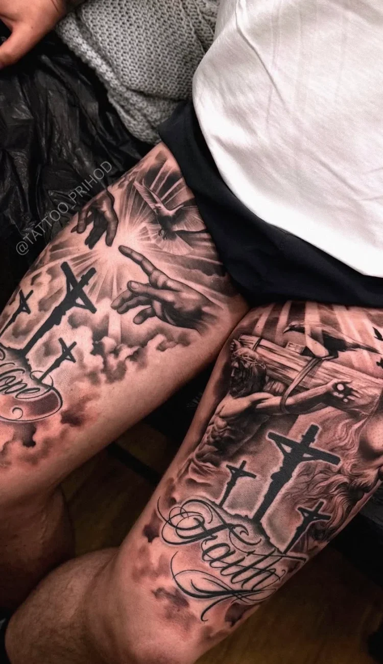 Realistisches Black and Grey Beintattoo mit religiösen Motiven, betenden Händen, Wolken, Kreuzen und Schriftzug