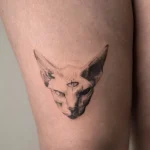 Detailliertes Microrealismus Tattoo einer Sphynx-Katze mit drittem Symbol auf der Stirn am Oberschenkel, gestochen im BS Tattoo Studio Berlin.