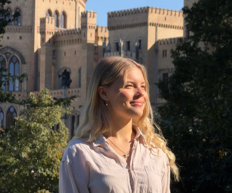 Julie ist Taetowiere aus Berlin spezialisiert auf fineline und mikrorealismus Tattoos