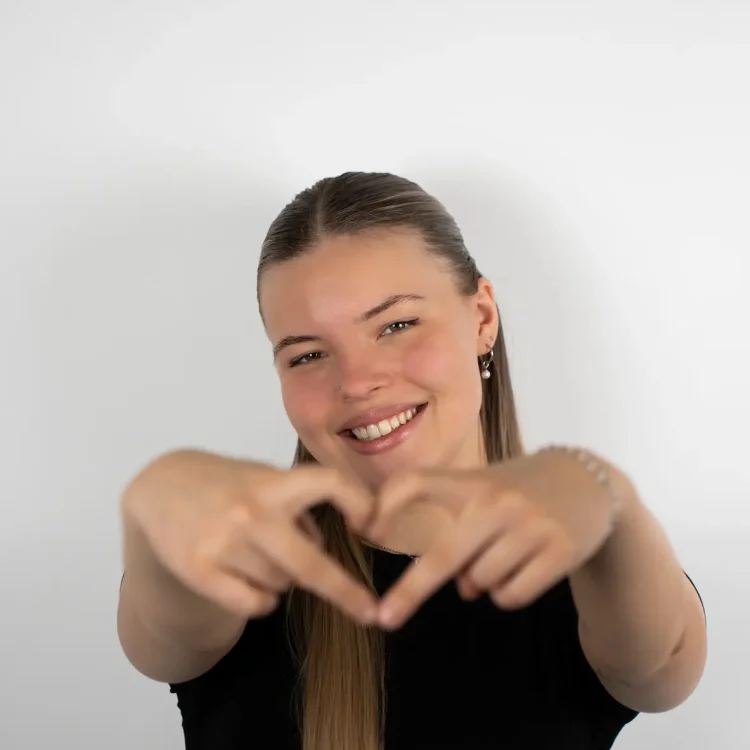 Julie fineline tätowiere aus Berlin fine filligrane Motive präzise Linien