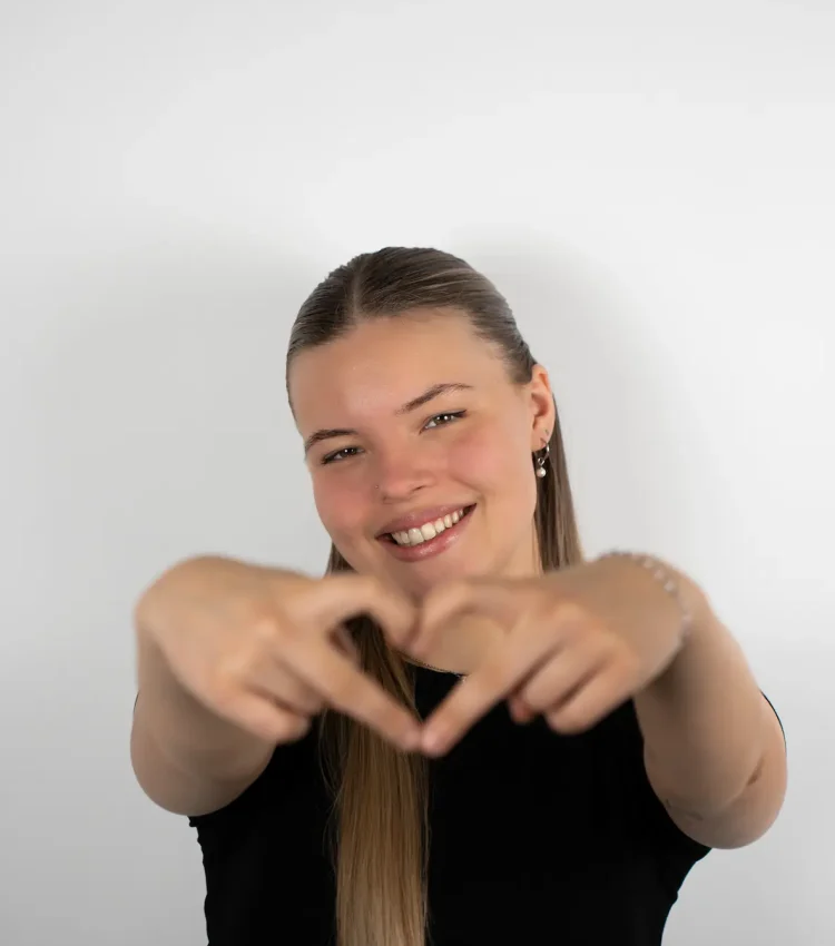 Julie fineline tätowiere aus Berlin fine filligrane Motive präzise Linien