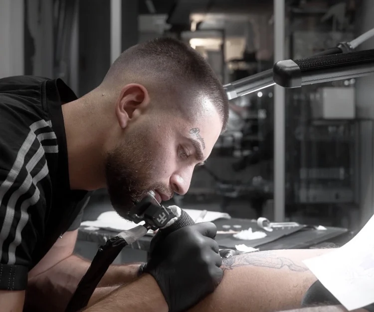 Kenan Tätowierer aus Berln spezialisiert sich auf Mikrorealismus, Realismus und fineline Tattoos in Berlin Schöneberg.