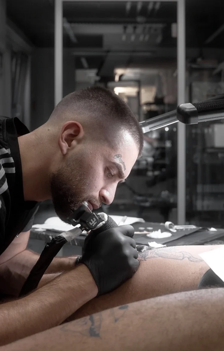 Kenan Tätowierer aus Berln spezialisiert sich auf Mikrorealismus, Realismus und fineline Tattoos in Berlin Schöneberg.