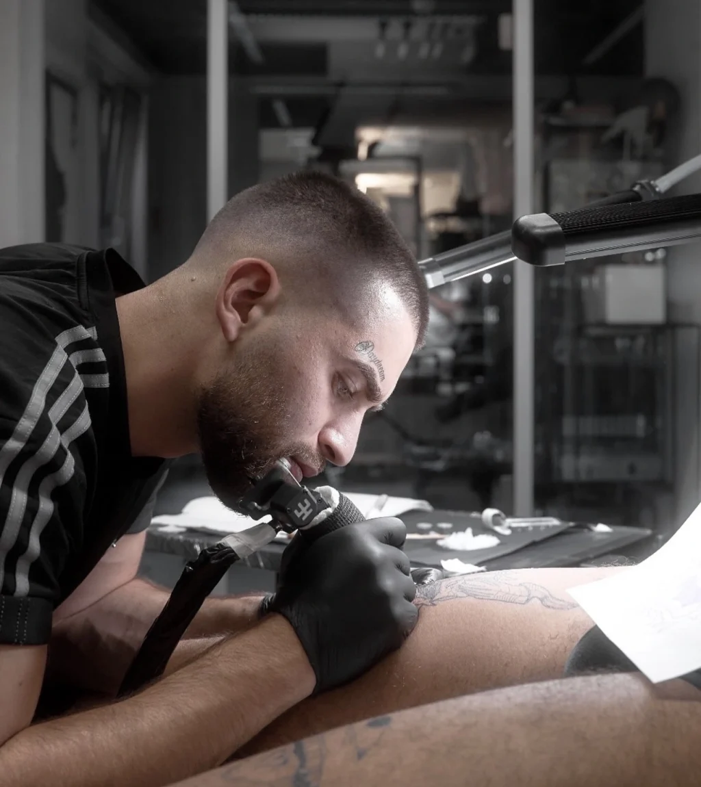 Kenan Tätowierer aus Berln spezialisiert sich auf Mikrorealismus, Realismus und fineline Tattoos in Berlin Schöneberg.