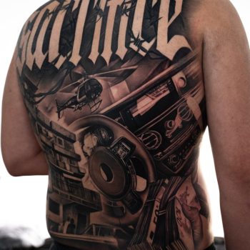 Spektakuläres Rücken Tattoo Lettering im Black Smoke Studio Berlin